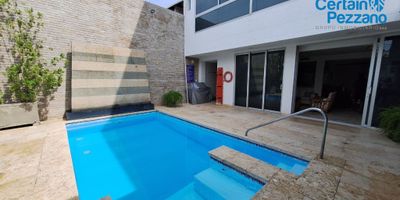 Vendemos o arrendamos impresionante casa amoblada de 5 niveles en Manzanillo del mar, diseñada para disfrutar de comodidad, amplitud y una vista incomparable del mar caribe. Cuenta con 5 habitaciones, cada una con excelente iluminación natural y 5 baños modernos, sótano, apartamento interno, parqueadero, piscina, zona BBQ,  Cuarto y baño de Servicio, Zona de Labores , 6 baños sociales, Terrazas con vista, salón social con teatro en casa . Su distribución ofrece amplios espacios sociales, cocina integral y zonas ideales para descansar o compartir en familia.

Perfecta para vivienda familiar o inversión turística gracias a su ubicación privilegiada y su arquitectura funcional y elegante.