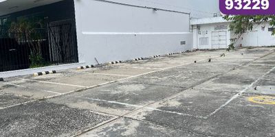 Parqueadero o lote en arriendo/venta, ubicada en edificio sector El Prado al norte de la Ciudad de Barranquilla, de fácil acceso y transporte, cerca de Hoteles, centros comerciales, entidades financieras y almacenes de cadena, centro recreacional Combarranquilla. cuenta con 500 m2, excelentes espacios, con oficinas, baños, amplia zona de parqueadero, enrejado.