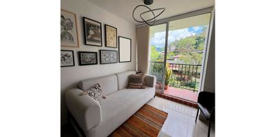 Venta de espectacular apartamento en La Estrella sector La Inmaculada 1, con un área de 46.50m2, cuenta con dos habitaciones, closet y closet de linos, dos baños, baño social, cocina integral, sala, balcon, zona de ropas; también ofrece parques y senderos ecológicos, dos zonas de piscinas grandes y pequeñas, juegos para niños, cancha de futbol, zonas bbq, zona de yoga y fogata. Predial - 307.800, Administración - 152.486 ¡Contáctanos para mas información!
