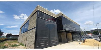 ID: 660681002-212¡Oportunidad única en Cota, Cundinamarca! Presentamos a la venta una magnífica bodega comercial a estrenar, ideal para aquellos que buscan invertir en pleno centro de la ciudad. Esta propiedad de categoría venta se encuentra en una zona tranquila, con excelentes conexiones de transporte público y cerca de colegios y comercios.

Bodega de uso para bajo impacto de uso comercial y almacenamiento

Con un total de 650 metros cuadrados de área habitable, distribuidos en dos pisos, esta bodega ofrece un espacio moderno y optimizado para el uso de almacenamiento ligero. Su diseño funcional incluye un depósito y espacio para estacionar hasta 6 vehículos, asegurando comodidad y eficiencia en las operaciones diarias.

Además, su parcela de 650 metros cuadrados proporciona espacio suficiente para futuras expansiones o adaptaciones según las necesidades del negocio. Sin duda, su ubicación estratégica en el norte de Cota la convierte en una de las mejores ofertas del mercado actual para aquellos que desean establecer su negocio en una zona de alto crecimiento y desarrollo.

No pierda la oportunidad de adquirir esta propiedad única que, además de estar lista para entregar, promete ser un activo valioso para su portafolio. ¡Contáctenos hoy mismo para más detalles y asegure su visita!
