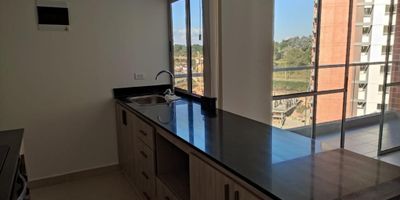 Apartamento con excelentes acabados y amplios espacios. Cuenta con 3 habitaciones, 2 baños, cocina integral, sala comedor, zona de ropas y 2 balcones. Entre sus zonas comunes se encuentran un espejo de agua, piscina climatizada para adultos y niños, spa, sauna, turco, jacuzzi, cancha de squash, gimnasio dotado, café, salón social, salón vip, sala de juegos para niños, cancha multifuncional y un deck al aire libre con vista al espejo de agua.