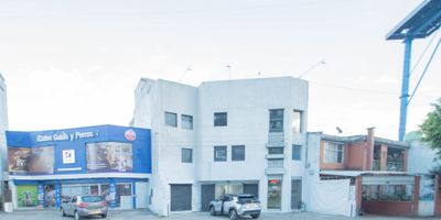 Oficina ubicada sobre vía principal. Cercana a la Universidad Militar, Centro comercial Santa Ana, zona comercial, universitaria y bancaria. Usos: Oficina administrativa, Consultorios médicos, entre otros. Cuenta con amplios espacios, Con un área total de 338M2 distribuido en dos pisos; los que le dan la posibilidad de tomar el área total o separado  por piso  que corresponde a un área de 164M2 . Vías de acceso Cll. 7, Cll. 9, Cll. 100 y Cra. 11.