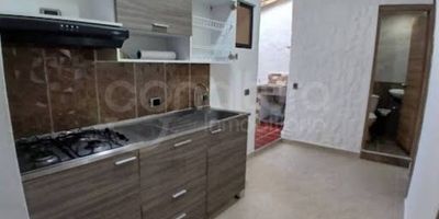 472-8220 Conaltura Inmobiliaria ofrece en venta este acogedor apartamento de 75 m², ubicado en el barrio La Ferrería de La Estrella, una zona residencial tranquila, con excelente proyección y valorización en el sur del Valle de Aburrá. El inmueble cuenta con 3 alcobas, 2 clósets, 1 baño, sala comedor amplia, cocina integral, zona de ropas y excelente iluminación natural. Su distribución funcional brinda comodidad y un ambiente familiar.
Su ubicación es estratégica, cerca del Parque Principal de La Estrella, con acceso a transporte público, colegios, tiendas de barrio y supermercados, lo que lo convierte en una excelente oportunidad de inversión o vivienda propia.