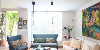 Apartamento AMOBLADO en arriendo en unidad cerrada ubicada en sector residencial, entorno campestre, muy tranquilo, de poco flujo vehicular, con fácil acceso a vía principal, rutas de transporte público, cerca a centros comerciales, parques, supermercados, restaurantes y conexión a gran variedad de servicios complementarios de la zona. Piso en madera, puerta de seguridad, sala y comedor independiente, biblioteca, 2 alcobas con vestier y baño en la principal, baño social, cocina integral abierta tipo americano, zona de ropas, balcón y parqueadero independiente cubiertoConjunto cerrado con ascensor, salón social, parques infantiles, zonas verdes, vigilancia y portería 24 horas, citófono y circuito cerrado de TV,inmuebles sujetos a verificacion de disponibilidad