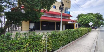 local comercial esquinero ubicado en estratégica zona sobre la calle 30 sector de alto flujo vehicular y peatonal ideal para negocios que requieran visibilidad y fácil acceso cuenta con área total de 120 metros cuadrados distribuidos en tres esteras funcionales dos baños en perfecto estado parqueadero exclusivo para clientes amplia fachada con excelente exposición hacia la vía lo que permite mostrar productos o servicios de forma destacada a todo tipo de público se encuentra a pocos minutos del aeropuerto, gelcosa, clínicas, hospitales, farmacias, restaurantes, instituciones educativas y zonas residenciales cercanas además cuenta con múltiples rutas de transporte público disponibles durante todo el día lo que facilita el acceso tanto para clientes como empleados espacio ideal para tiendas almacenes oficinas puntos de venta minimarkets droguerías o cualquier otro tipo de comercio que busque ubicación estratégica comodidad y alta visibilidad