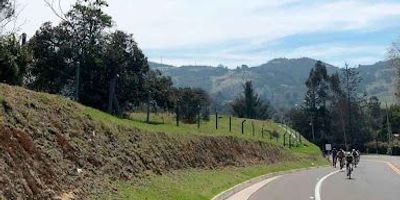 Lote en venta en La Calera, Cundinamarca, con una superficie de 9378 m². Este terreno se ubica sobre la Vía La Calera, en el kilómetro 7, sector Patios, vereda El Salitre. Es una opción para quien busca invertir en la zona. El inmueble, de estrato 4, tiene un precio de venta de $2.580.000.000. Para más información sobre este lote en La Calera, por favor, use las opciones de WhatsApp, Quiero que me contacten o Ver teléfonos.