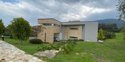 Espectacular Casa Rodeada de zonas Verdes, Ubicada en el sector de mayor proyección de la calera ,generosos espacios ,jardines e iluminación natural,conjunto ya consolidado con excelentes espacios,sociales,ideal para vivir en armonía con la naturaleza y a escasos 22 KM del corazón financiero de Bogota.