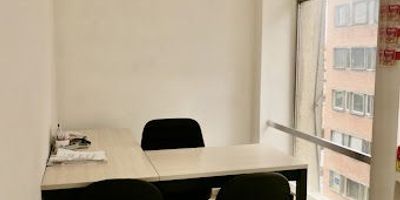 Oficina Ubicada en excelente corredor peatonal,alta afluencia,comercial.piso séptimo,consta de áreas libres  de 133 metros cuadrados,un baño , seis espacios para oficinas,Edificio cuenta con ascensor.Se encuentra ubicada frente a la estación de transmilenio  de las nieves.