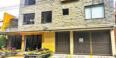 Apartaestudio en exclusivo sector ,junto a los cerros orientales ,vista exterior hacia el occidente de la ciudad ,Amplia habitación independiente con balcón .Baño principal amplio,cocina semiintegral, Espacio para lavadora secadora, parqueadero cubierto,portería 24 horas ,