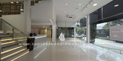 Local en arriendo, El Poblado, Patio Bonito.

Amplio local comercial en arriendo, con valor de canon más IVA, ubicado en la comuna de El Poblado, una de las zonas más dinámicas y de alta valorización. Con un área total de 650 m² (frente de 10 m y fondo de 65 m), esta propiedad destaca por su distribución funcional en tres niveles: el primer piso cuenta con recepción totalmente adecuada, cocineta integral con red de gas natural y baños para hombres y mujeres; el segundo nivel dispone de dos oficinas independientes y el tercero es un espacio abierto ideal para adecuar según las necesidades del negocio. Además, posee aire acondicionado, zona de descarga, 4 parqueaderos privados externos y parqueaderos para visitantes. Su ubicación estratégica, cerca de la Milla de Oro, Éxito de la 10 y CC Monterrey, garantiza alta visibilidad y flujo comercial. ¡Ideal para tiendas de gran superficie u oficinas administrativas! Contáctanos.