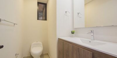 Casa a 800 metros de la vía principal.cerca a colegios,supermercados y a siete minutos del municipio,cada alcoba con baño.escalera en zapan,chimenea en alcoba principal,tres terrazas excelentes,cuenta con cámaras de seguridad  acabados.