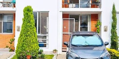 Casa en venta en Pereira, Risaralda. Esta amplia propiedad de 110 m² construidos cuenta con 3 habitaciones y 2 baños, ideal para quienes buscan comodidad. Dispone de 1 parqueadero y una antigüedad de 8 años. Para su bienestar, el inmueble ofrece vigilancia y acceso a gimnasio. Ubicada en Estrato 4, esta casa es una excelente opción de vivienda en Pereira. Para más información o para visitar, contáctenos por WhatsApp, vea nuestros teléfonos o envíe un mensaje.