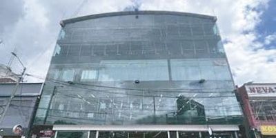 Edificio comercial de cuatro pisos y Mezanine,con doble altura en la ultima planta ideal para eventos comerciales y corporativos ,El edificio esta ubicado en el barrio provivienda oriental ,localidad de kennedy aproximadamente a veinte minutos de la Av primera de mayo y a cincuenta minutos del centro comercial plaza las américas ,coun total de área construida de 2.611 Mtrs.