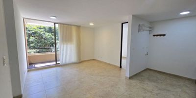 Venta de Apartamento, Envigado barrio el Señorial.

Una excelente opción si buscas comodidad en unidad cerrada, buena ubicación y calidad de vida.

Características: Cuatro (4) habitaciones, Dos (2) baños, Cocina integral, Sala comedor, Amplio balcón, zona de ropa, calentador a gas.

La unidad cuenta con: Zonas húmedas, Gimnasio, Salón social, Piscina, sauna y turco Juegos infantiles Cancha múltiple, Portería 24 horas, Parqueadero privado, Área: 70 m2, Valor de Venta $ 500 millones Estrato 4 Administración $394.000, piso 5to con ascensor. ¡Contáctanos para agendar tu cita¡
