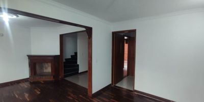 CASA EN CONJUNTO RESIDENCIAL, CUENTA CON TRES NIVELES Y SOTANO, EN EL PRIMER NIVEL CUENTA CON SALA CON CHIMENEA, COMEDOR INDEPENDIENTE, BAÑO SOCIAL, COCINA INTEGRAL A GAS, ACCESO A SOTANO QUE CUENTA CON CUARTO Y BAÑO DE SERVICIO, ZONA DE ROPAS, Y ACCESO A PARQUEADERO, EN EL SEGUNDO NIVEL CUENTA CON LA ALCOBA PRINCIPAL CON BAÑO PRIVADO, EN EL TERCER NIVEL SE ENCUENTRAN DOS ALCOBAS, ESTUDIO Y BAÑO AUX PARA ESTAS DOS ALCOBAS, LA CASA CUENTA CON DOS PARQUEADEROS, EL CONJUNTO CUENTA CON SEGURIDAD LAS 24 HORAS, PARQUEADERO DE VISITANTES, ZONA INFANTIL, ZONA BBQ, SALON SOCIAL, CCTV, 30 AÑOS DE CONSTRUIDO