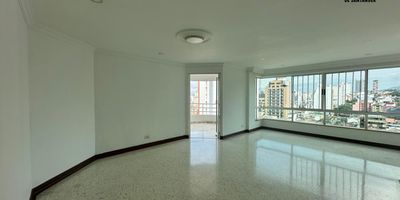 INMUEBLES Y RENTAS DE SANTANDER Ofrece en arriendo un apartamento en Cabecera Bucaramanga, piso 14 excelente vista, son 132mts aprox, distribuidos en sala comedor, cocina semintegral amplia, zona de ropas, estudio, balcón, 3 habitaciones amplias, 2 baños, alcoba de servicio con baño, doble parqueadero, deposito, edificio con vigilancia 24h, doble ascensor, salón social, piscina. No busques mas, este puede ser tu próximo hogar.