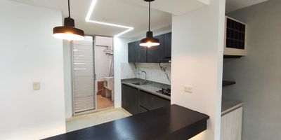 Hermosa casa para renta de 100 m² con espacios amplios, iluminados y un diseño funcional ideal para disfrutar en familia. Consta de 4 habitaciones, una en el primer piso y tres en el segundo, 3 baños, incluyendo el de la habitación principal que además cuenta con balcón privado. La casa ofrece una sala comedor amplia con excelente iluminación natural, cocina integral y patio con calentador. Dispone de parqueadero y acceso a zonas sociales completas que incluyen piscina, sauna, jacuzzi y parque infantil. Ubicada en un sector tranquilo y estratégico, cerca de supermercados, restaurantes, colegios, iglesias y vías principales.