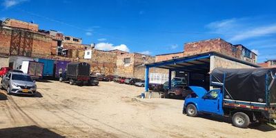  lote de 1.568 Metros.  Uso actual Parqueadero.  Renta mensual $ ocho a diez millones. Estrato dos. Usos permitidos vivienda, comercio, servicios básicos, oficinas.