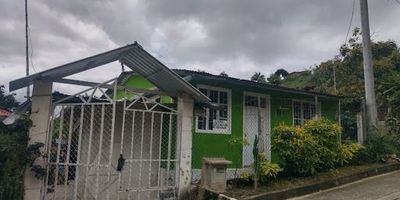 Se vende casa-lote en pradilla- cundinamarca. Via a mesitas del colegio, después del zoológico santa cruz, el lote consta de gran variedad de cultivos como cafe, guanabana, mandarina, limones, aguacates, ahuyama, etc. Tierras excelentes para cualquier clase de cultivo. La casa consta de tres habitaciones, un baño, un garaje, cocina, sala comedor