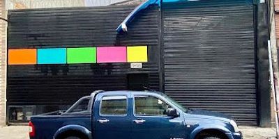 GRAN OPORTUNIDAD DE INVERSION. Bodega en buen estado con tres espacios de oficina,tres baños ,un solo nivel,zona comercial,doble altura un solo ambiente