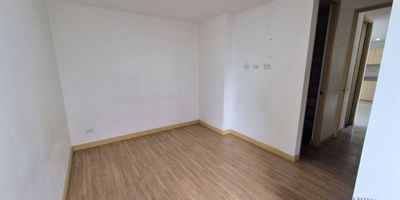 Apartamento en unidad cerrada área de 70 mtrs aproximadamente, cuenta con 2 habitaciones, 1 closet más Vestier, 2 baños cabinados, salón comedor, cocina integral con red de gas, piso en laminado flotante, y cerámica, balcón, parqueadero privado cubierto, ascensor, portería 24 horas, piscina, gimnasio, salón social, juegos infantiles, turco, sauna, cancha baloncesto, zonas verdes. Sector residencial transporte público cercano supermercados cercanos.
Si deseas más información puedes escribir al WhatsApp 3113933203