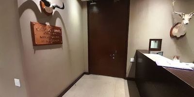 Oficina, exterior, 281.68 mts, piso quince, con excelentes acabados y hermosa decoración, consta de dos salas de juntas, una de ellas con sistema de aislamiento de sonido, cinco espaciosas de oficinas, una de ellas equipada para archivo, recepción, cocina, dos baños privados, balcón, vista hacia el oriente, seis garajes. se encuentra ubicado en un privilegiado edifico del centro empresarial, importantes vías de acceso como la séptima, cra novena y calle ciento trece, cerca de los centros comerciales Hacienda Santa Bárbara y Santa Ana