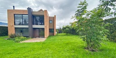 Casa en conjunto cerrado, rodeada de naturaleza, buenos acabados iluminada, casa amplia, con generosos espacios y distribución, magnifica ubicación cerca de centros comerciales, colegios, zonas verdes con lote privado, cómodas zonas sociales.  Facilidad de transporte, se aceptan permutas y se reciben carros.