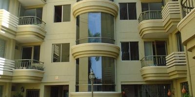 Presentamos para arriendo un muy acogedor apartaestudio AMOBLADO. Ubicado en un sector residencial tranquilo y seguro de la ciudad, cerca de supermercados, parque sagrado corazón y otros sitios de interés. 

Son 52 m2 conformados por una amplia sala comedor, la cual cuenta con muy buena iluminación. Sus pisos son en cerámica. Cuenta con puerta de seguridad. La cocina es semi integral abierta. 

Cuenta con dos baños completamente enchapados. En el area privado encontramos la habitación con su baño privado.

Llamanos.