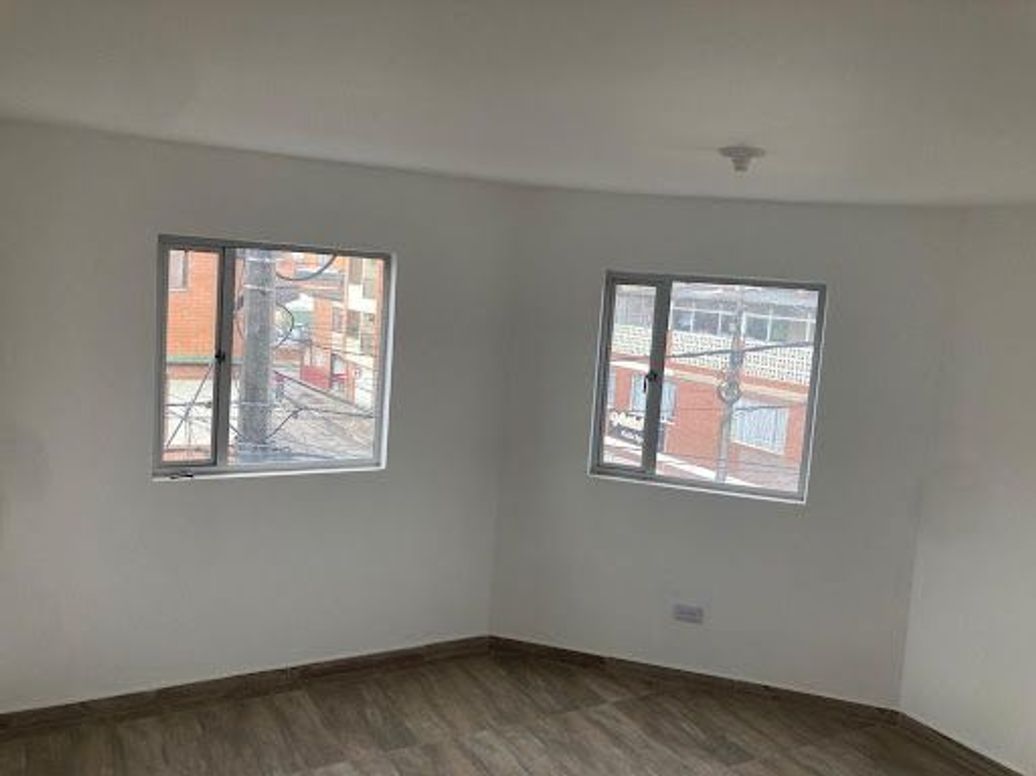 Casa de 6 alcobas en venta en Fontibón, Bogotá, 324 m² · foto 3 de 17