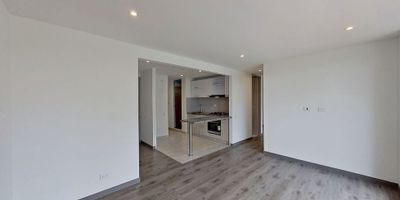 Viva con estilo y confort en este hermoso apartamento de 67 m², ubicado en el exclusivo conjunto Cerezo Hacienda Alcalá, en Mosquera. Un espacio moderno y funcional que cuenta con 3 habitaciones, 2 baños, cocina integral, estudio y un acogedor balcón, ideal para disfrutar de la tranquilidad del entorno.

El inmueble se encuentra remodelado, con acabados de excelente calidad, pisos laminados y una distribución inteligente que aprovecha cada metro. Además, incluye parqueadero privado cubierto y acceso a ascensor.

El conjunto ofrece zonas comunes de primer nivel: piscina, gimnasio, salón comunal, zonas verdes, parque infantil, planta eléctrica y vigilancia 24/7, garantizando comodidad y seguridad para toda la familia.

Su ubicación es privilegiada, en un sector residencial tranquilo, con fácil acceso a vías principales, transporte y servicios.
