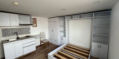 Disfruta de un espacio moderno e ideal para ti: apartaestudio con 1 bano, cocina semi-integral elegante, bien distribuido y con excelente iluminacion natural. Este hermoso inmueble esta ubicado en el Edificio Innova, que cuenta con 16 pisos, 227 apartaestudios tipo moderno desde el piso 5 en adelante, mientras los primeros niveles albergan locales comerciales y plazoleta de comidas, lo que le da vida al entorno. 
apartamento.mercadolibre.com.co
+1

El edificio Innova tiene ademas amenidades que destacan: lobby tipo recepcion, parqueadero comunal, terraza con vista panoramica, gimnasio, salon social, vigilancia, todo pensado para que vivas con comodidad y estilo. 
apartamento.mercadolibre.com.co
+1

Su ubicacion es privilegiada: sobre la Carrera 30 con facil acceso a transporte publico, cerca de la Universidad Nacional, Corferias, el Centro Comercial Calima, colegios, supermercados y servicios. Vive en un punto estrategico de Bogota donde lo urbano y lo practico se encuentran.