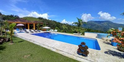 FINCA EN VENTA EN VENECIA ANTIOQUIA

ÁREA: 16000 mts2.

Esta magnífica finca campestre colonial ofrece una experiencia de vida de lujo y tranquilidad en un entorno natural impresionante con vista a la Sinifaná. Ubicada en una unidad cerrada en la vía Bolombolo - Venecia, esta propiedad ofrece privacidad y comodidad en un solo nivel.

**Características Principales:**

- Precio de Venta: $2.400.000.000

- Área del Lote: 16.000 m2

- 4 Habitaciones + Servicio, todas con baño y vestier

- 5 Baños

- Estrato: 5

- Administración: $260.000

**Distribución Interior:**

- La finca cuenta con una distribución cómoda y funcional en un solo nivel.

- 4 amplias habitaciones, cada una con su propio baño y vestier, ofreciendo privacidad y comodidad para los residentes.

- Habitación principal muy amplia con aire acondicionado y bañera, proporcionando un refugio lujoso y relajante.

- Habitación de servicio con cocina y baño completo, ideal para el personal o como espacio adicional.

- Cocina abier