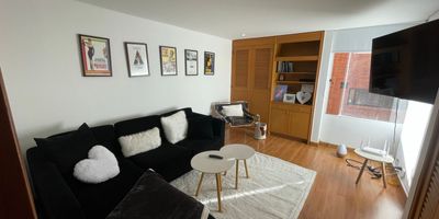 Apartamento en venta en rosales arriba de circunvalar en calle cerrada tranquila, con un área de 149.5 mts, ubicado en 2do piso, tiene 3 habitaciones (Habitación principal grande con sala y baño privado ,closets, 2 habitaciones comparten baño), sala, comedor, cocina cerrada, cuarto y baño de servicio, zona de lavanderia. Tiene 2 parqueaderos en línea y Depósito pequeño.
No parqueadero visitas, vigilancia 24 horas.