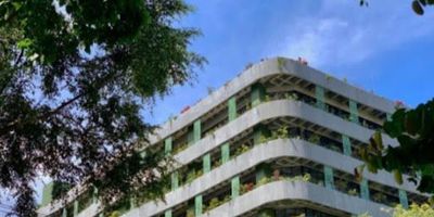 Espectacular oficina de 350 m² en edificio moderno y de alto nivel, ubicada en la Milla de Oro, una de las zonas más exclusivas y estratégicas de Medellín. Este espacio ofrece aproximadamente 15 áreas de trabajo, baños con divisiones, cocineta, ambientes amplios y muy iluminados, además de una vista panorámica impresionante que realza su elegancia y confort. Dispone de 5 parqueaderos privados y una infraestructura empresarial de primera categoría con red contraincendios, subestación eléctrica interna con dos transformadores, planta de emergencia con suplencia total, aire acondicionado centralizado, ventilación mecánica e iluminación de emergencia. Su ubicación privilegiada te conecta directamente con San Fernando Plaza, Forum, centros comerciales Oviedo y Santafé, hoteles de lujo, bancos, restaurantes, cafés y estaciones del metro, con acceso rápido a las principales vías como la Avenida El Poblado y la Transversal Inferior. Un espacio ideal para empresas que buscan prestigio, modernidad y una dirección que inspire éxito.