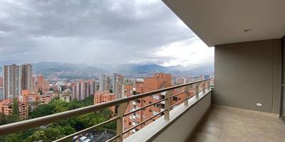 Apartamento en el exclusivo sector Loma de las Santas, en El Poblado, con un área de 111 m y una espectacular vista panorámica a la ciudad. Este espacio combina comodidad, amplitud y excelente distribución, ideal para disfrutar de una vida tranquila y funcional. Dispone de 3 alcobas, la principal con vestier y baño privado, además de 2 baños completos, 3 clósets incluido uno de linos, sala comedor con biblioteca, balcón amplio con vista a Medellín, cocina integral, zona de ropas y alcoba de servicio con baño. Incluye parqueadero doble lineal y cuarto útil en el mismo nivel del parqueadero. La unidad residencial ofrece piscina, turco, salón social, juegos infantiles y parqueaderos de visitantes, en un entorno rodeado de naturaleza y con excelentes vías de acceso hacia Las Palmas, la Avenida El Poblado y el Centro Comercial El Tesoro. Una opción ideal para quienes buscan espacio, ubicación y calidad de vida.