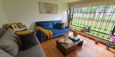 Apartamento en venta en Cedritos. Consta de sala-comedor, cocina integral con zona de lavandería, cuarto de ropas con 1 baño. 3 habitaciones, la principal con baño, otros 2 baños sociales. 2 garajes en linea, 1 deposito. Pisos laminados Excelente ubicación.