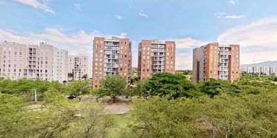 Apartamento en venta de 84 m2, con vista exterior, ubicado en un 6to piso, acceso por ascensor, parqueadero propio cubierto. Consta de 3 habitaciones, 2 baños, sala comedor, balcón, cocina integral y zona de lavandería. Tiene piso cerámico en todas sus zonas. El conjunto cuenta con piscina, salón social, zona de niños, zonas verdes y vigilancia privada las 24 horas. Cerca del centro comercial Jardín Plaza; cerca a almacenes de cadena como La 14, D1 y Ara; cerca a colegio Comunidad Home School; cerca de la Universidad del Valle. Vías de acceso por la Calle 53 y Carrera 98.