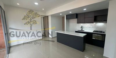 APARTAMENTO NUEVO Consta de: 3 habitaciones (principal con baño completo y vestier, demas habitaciones con closet y puerta) 2 baños completos cabinados, Cocina integral, Sala comedor, Balcón, Zona de ropas, Parqueadero carro, Cuarto util, Vigilancia 24 HrsConstrucción nueva y las zonas comunes estan por entrega.