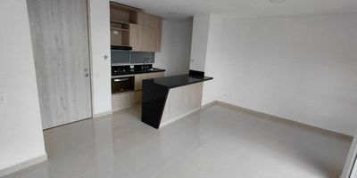 Codigo 28752. Apartamento En Arriendo Ubicado En Bello Sector MachadoCaracterísticas del inmueble: • Área construida: 58 m² • 2 habitaciones con clóset • 2 baños completos • Sala - comedor • Biblioteca o estudio • Cocina abierta integral con cubierta a gas y campana • Mesón en Quarztone • Balcón con excelente vista • Parqueadero doble paralelo • Cuarto útil • Pisos en cerámica • Red de gas y servicios públicosDescripción: Apartamento nuevo en arriendo en el sector Machado, Bello, con espacios modernos, excelente distribución y una vista privilegiada. Cuenta con dos alcobas amplias, la principal con baño privado y cabina en vidrio templado, zona social integrada con balcón y un estudio o biblioteca ideal para trabajo en casa. La cocina abierta tiene un diseño contemporáneo con mesón en Quarztone y excelente ventilación natural.Zonas comunes: • Portería 24 horas • Parque infantil • Salón social • Zona de BBQ • Piscina para adultos y niños • Turco • Zonas verdesUbicación y entorno: • Cercano a la Institución Educativa La Trinidad • Sector tranquilo y de fácil acceso • Excelente conectividad con rutas de transporte públicoCanon mensual: $1.750.000 El propietario acepta mascotas.Apartamento para estrenar con una vista espectacular y un entorno rodeado de naturaleza, ideal para quienes buscan confort, modernidad y una ubicación privilegiada en Bello.