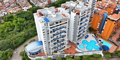 Se Vende Apartamento en Cañaveral
¡Oportunidad Única! Excelente Pent-house Dúplex en Venta

Cañaveral - Floridablanca
Área: 220 m²
Características del apartamento: Sala, comedor, sala de TV y oficina, cocina integral, zona de ropas, 3 habitaciones, 3 baños, 2 parqueaderos, 2 Bodegas. Balcones y amplia terraza de 54 m² con zona de parrilla, estrato 4.
Áreas comunes: piscina para adultos, piscina infantil, gimnasio, salón social, sauna, juegos infantiles y cancha de squash, vigilancia 24/7. Ubicado cerca del Centro Médico Carlos Ardila Lulle y los prestigiosos centros comerciales Caracolí, La Florida y Cañaveral, tendrás todo lo que necesitas a la mano.

No dejes pasar esta increíble oportunidad de vivir en un espectacular apartamento, amplio, moderno y bien ubicado. Para más detalles y agendar tu visita, comunícate con nosotros. Estaremos atentos para ayudarte. Cod: 18