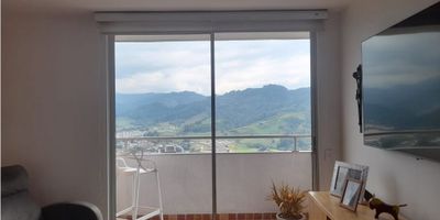 Ambiente campestre, dentro de la ciudad, y la mas hermosa vista,  asi es este encantador apartamento.

Totalmente remodelado con gusto y calidad, ubicado en el sector de tejares. Con 89 mtr2 , cuentas con 3 còmodas habitaciones, sala comedor muy amplia con salida al balcòn, para que disfrutes de la mas linda vista hacia la florida, y hacia atardeceres extraordinarios. Cocina integral moderna diseñada con gusto y creatividad para que puedas guardar todo .Cuentas ademàs con parqueadero para tres vehiculos.  y para tu mayor comodidad, el edificio te ofrece vigilancia privada 24 horas, un buen salòn social.   El sector de alta valorizaciòn,ideal para personas que les guste la tranquilidad, el silencio, y la naturaleza.

Contàtanos 3122092858, es un gusto atnderte. 
