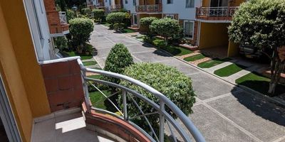 SE VENDE CASA DE 2 NIVELES REMODELADA de 123 m²!
Esta propiedad consta de 4 habitaciones, 3 baños, una cocina integral y un salón-comedor, zona de ropas, estrato 4, piso 1 y 2, parqueadero, el conjunto cuenta con piscina, salón social, zona bbq, 1 plazoleta, polideportivo, parque infantil, Ecopetrol, centro comercial de la cuesta, estación de metrolinea y vías principales.