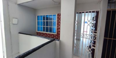 COD: 952FR4423  Ubicado en la Carrera 44 #44-85, este emblemático edificio obra del arquitecto Manuel Garcés Barcha y patrimonio histórico, combina elegancia clásica y ubicación estratégica.

El apartamento ofrece amplios espacios que incluye 3 habitaciones (incluye habitación de servicio) y 2 baños, techos altos y luz natural, ideal para quienes valoran estilo y carácter. Fue residencia de la familia Mualin y figuras del vallenato como Rafael Orozco, lo que le otorga un valor cultural único.

Su entorno es altamente privilegiado: está rodeado de comercios, restaurantes, bancos, vías principales y cercano a zonas como el Centro y avenidas con gran actividad comercial, lo que facilita acceso a servicios y movilidad.

Una vivienda con historia, ventajas urbanas y reducción de impuesto predial, perfecta para vivir o invertir en pleno corazón tradicional de Barranquilla.
