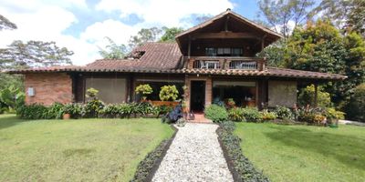 Vive la experiencia campestre en esta impresionante casa en San Antonio de Pereira! Con 3000 metros cuadrados de area construida, esta propiedad es un verdadero paraiso.

Caracteristicas:
- Casa de dos plantas totalmente amoblada para vivir con estilo y comodidad
- 4 habitaciones amplias y luminosas para ti y tus seres queridos
- 4 banos
- Parqueadero cubierto para 2 carros y al aire libre para 2 carros adicionales
- 2 apartamentos tipo loft amoblados para invitados o renta
- Ubicada en un entorno natural privilegiado en San Antonio de Pereira

Una propiedad unica y exclusiva para vivir la vida campestre al maximo! Quieres conocer mas sobre esta propiedad? Contactanos!