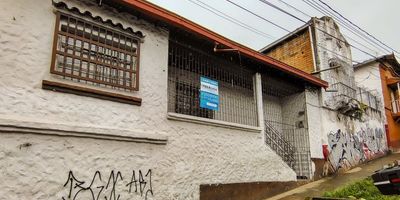 Te presentamos esta excelente casa local ubicada en el sector Manrique. Cuenta con un área aproximada de 138 mts. La propiedad dispone de sala, sala comedor, 3 alcobas y 2 baños. Además, disfruta de 1 balcón. La cocina es sencilla y el piso es de baldosa.