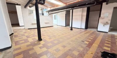 Amplia casa en opcion de venta o arriendo en el barrio centro sobre la carrera 14 con 42, la propiedad es de un solo nivel y se compone de seis habitaciones, dos baños, cocina tradicional, zona de ropas, garaje, dos salas, dos mesanines y una bodega. Su valor de venta es negociable. Escribenos y agendamos cita para conocer el inmueble