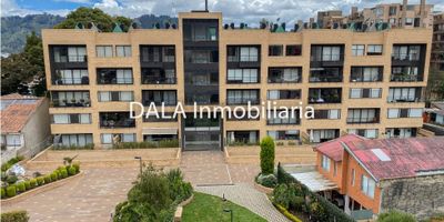 DALA Inmobiliaria vende lindo apartamento duplex en chía cundinamarca, consta de, sala - comedor con chimenea y balcon, cocina integral con lava-vajillas, zona de lavanderia, baño social, segundo nivel, alcoba principal con baño privado, walking closet y balcon con hermosa vista, zona de estudio, dos alcobas auxiliares cada uno con closet, baño privado y balcon, dos parqueaderos cubiertos, un deposito pequeño, conjunto cerrado, vigilancia 24 horas, zonas sociales, cancha de squash, gym, salon social con cocina y baños, sauna, terraza, la ubicación es ideal, a 3 min de transporte público y vias principales, colegios y universidades, ¡No dejes pasar esta oportunidad única de vivir en tu hogar ideal en chía, contáctanos ahora en DALA Inmobiliaria.

Si estás buscando inmobiliarias en Chía, somos tu mejor opción. También manejamos Bienes Inmuebles en Cajicá y Cota. Cod 1943 L
