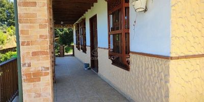 ?? ¡Vive rodeado de naturaleza y tranquilidad en Guarne! ??
Se vende hermosa casa campestre en parcelación sobre la vía Guarne – Vereda La Moskita.Disfruta de una vista espectacular, amplios espacios y la paz que solo el campo puede ofrecer.
? Características destacadas:
Lote de 2.400 m²Área construida de 280 m²4 habitaciones con excelente iluminación natural5 baños modernos
2 salas amplias y acogedorasOficina privada ideal para el teletrabajoCocina integral totalmente equipadaZona de parrilla para 10 personas, perfecta para reuniones familiaresEspacios verdes y paisajismo con encanto?? Ideal para quienes buscan vivir o descansar en un entorno campestre, con fácil acceso y excelente clima.
?? Ubicación: Vía Guarne – Vereda La Moskita, parcelación privada y tranquila.
?? Contáctanos y agenda tu visita — al 3163770945 descubre el lugar donde tus días se llenarán de calma, naturaleza y confort.