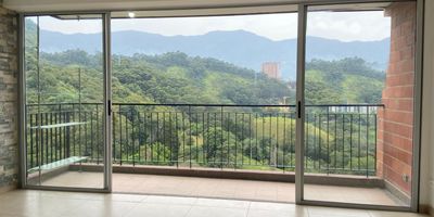 Apartamento en arriendo en unidad cerrada ubicada en zona residencial, entorno tranquilo, con fácil acceso a vía principal, rutas de transporte público, cerca a centros comerciales, restaurantes y múltiples servicios complementarios del sector. Piso en porcelanato, sala comedor, estar de TV, 2 alcobas con vestier y baño en la principal, baño social, cocina integral abierta tipo americano, zona de ropas, balcón, útil y parqueadero independiente cubierto . Conjunto cerrado con ascensores, piscina, gimnasio, salón social, parques infantiles, placa polideportiva, zonas verdes, vigilancia y portería 24 horas, citófono y circuito cerrado de TV.inmuebles sujetos a verificacion de disponibilidad