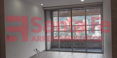 LA PROPIEDAD CUENTA CON RED DE GAS, 1 NIVEL, ASCENSOR, 1 BALCON, SALA COMEDOR, 3 CLOSET, COCINA INTEGRAL, PISO EN CERAMICA,  CALENTADOR A GAS, BAÑOS EN VIDRIO TEMPLADO, ILUMINACION LED, BARRA AMERICANA EN CUARZO,  BAÑO CON CAJONERA Y ESPEJO, LAMPARA DECORATIVA, SAUNA, CANCHA DE FUTBOL, GYM.
INMUEBLE SUJETO A VERIFICACIÓN DE DISPONIBILIDAD.